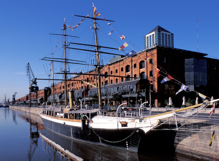 Un veliero storico a Puerto Madero